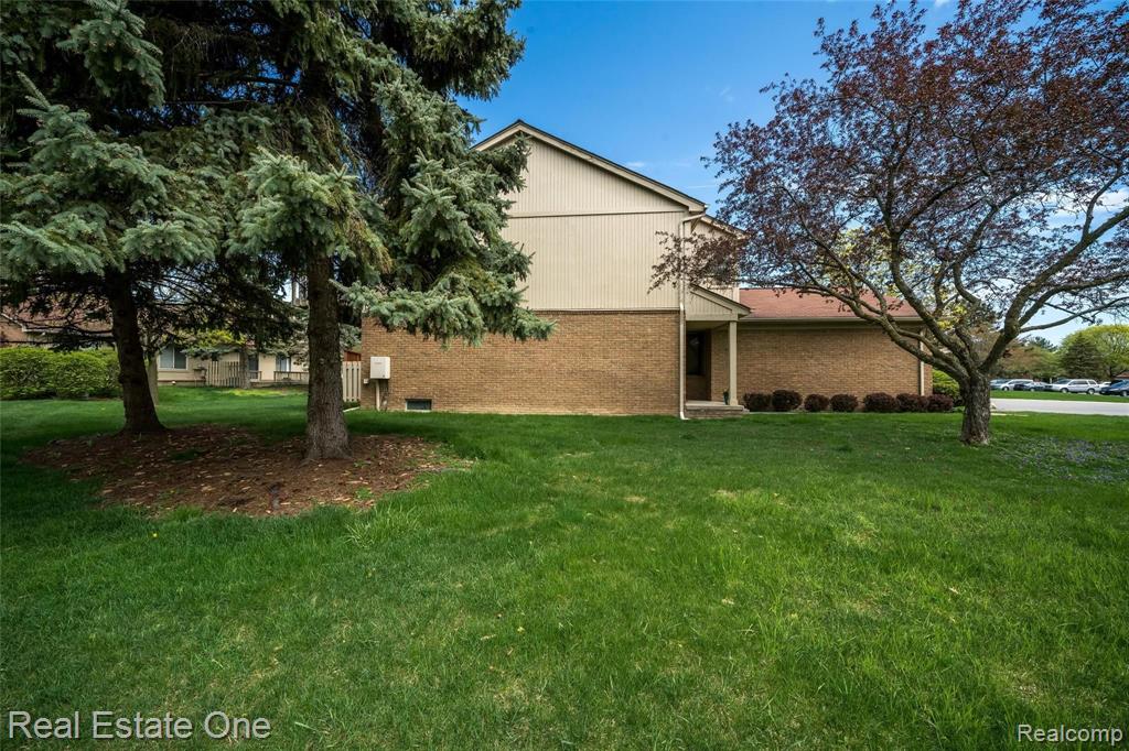 620 Byron Court Rochester Hills, MI 48307 - Photo 2 of 19