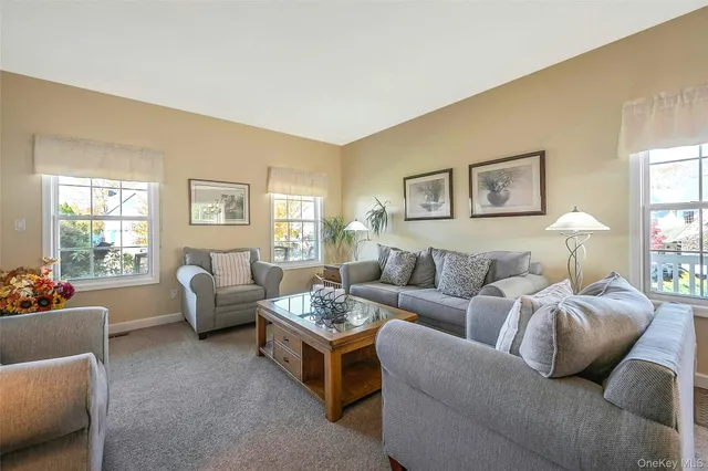 $849,900 | 6 Laurel Crescent, Manorville, NY 11949