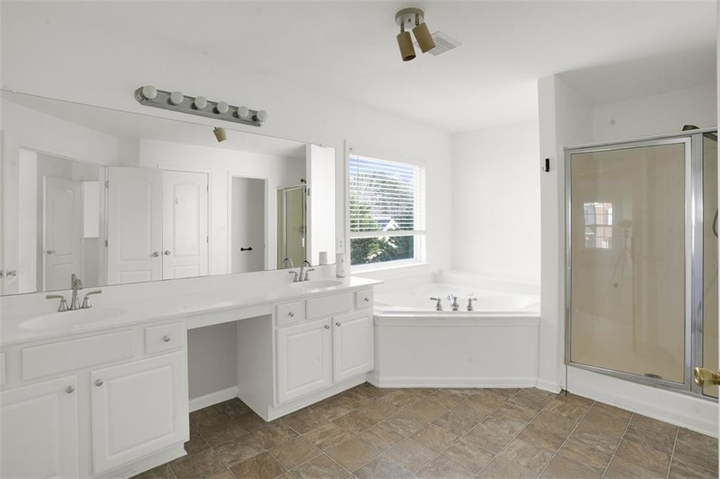 5280 Lakerock Way Southwest Atlanta, GA 30331 - Photo 23 of 33 a bathroom with a tub a sink and mirror