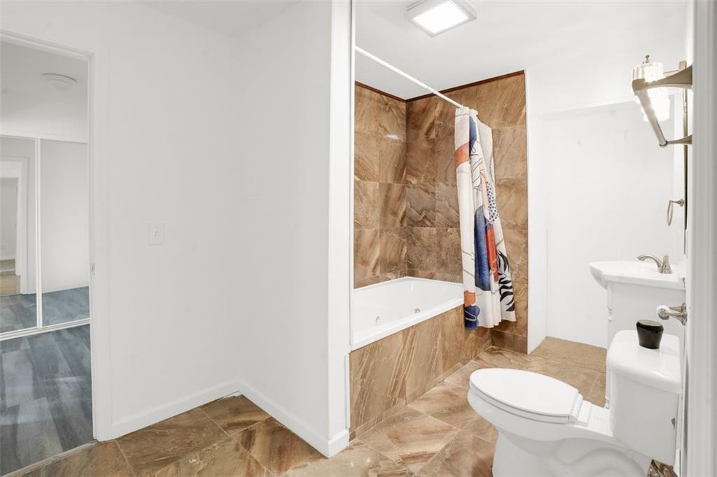 5280 Lakerock Way Southwest Atlanta, GA 30331 - Photo 31 of 33 a bathroom with a toilet and a bathtub