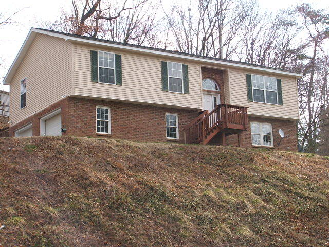 3155 Green Ridge Road Northwest Roanoke, VA 24019 - Photo 1 of 8 Split Foyer