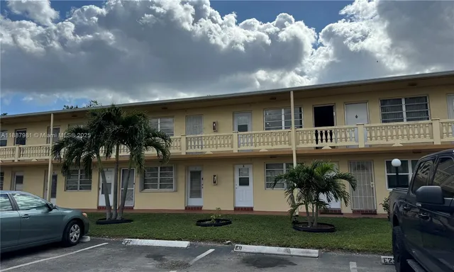 $130,000 | 160 Northeast 203rd Terrace, Unit E31, Miami Gardens, FL 33179