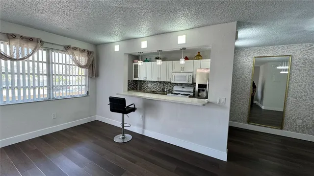 $130,000 | 160 Northeast 203rd Terrace, Unit E31, Miami Gardens, FL 33179