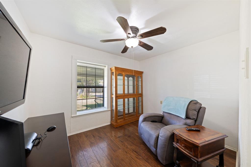 912 Crockett Street Midlothian, TX 76065 - Photo 15 of 29 a living room with furniture and a window
