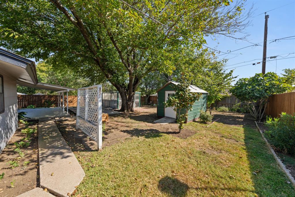 912 Crockett Street Midlothian, TX 76065 - Photo 21 of 29 a backyard of a house with yard and outdoor seating