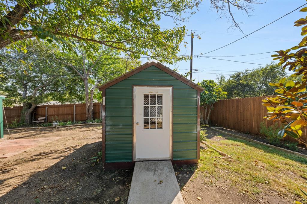 912 Crockett Street Midlothian, TX 76065 - Photo 24 of 29 a front view of a house with a yard