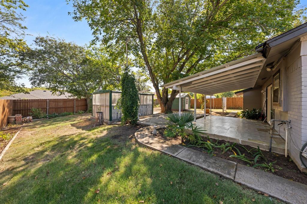 912 Crockett Street Midlothian, TX 76065 - Photo 26 of 29 a front view of a house with garden