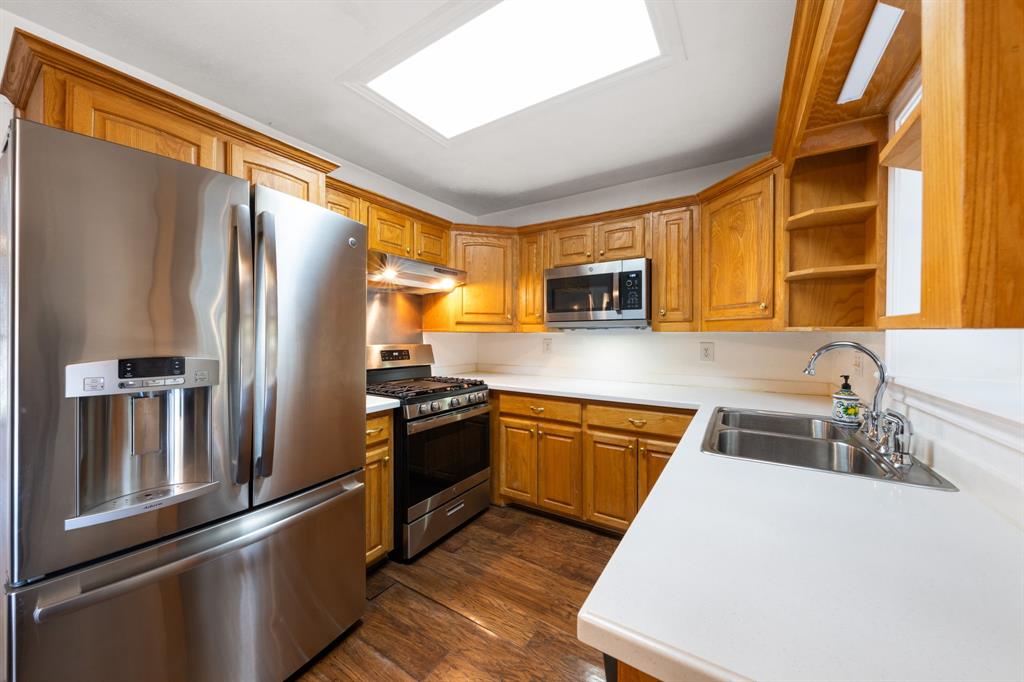 912 Crockett Street Midlothian, TX 76065 - Photo 10 of 29 a kitchen with granite countertop a refrigerator stove and sink