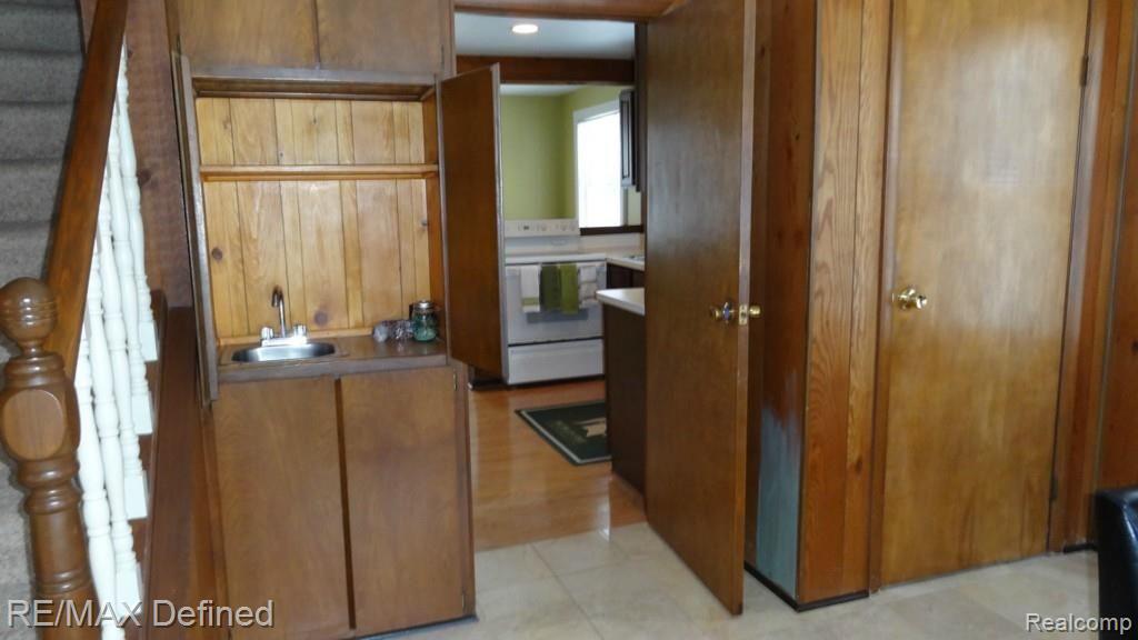 1130 Seneca Road Lake Orion, MI 48362 - Photo 11 of 32 Wet bar and storage
