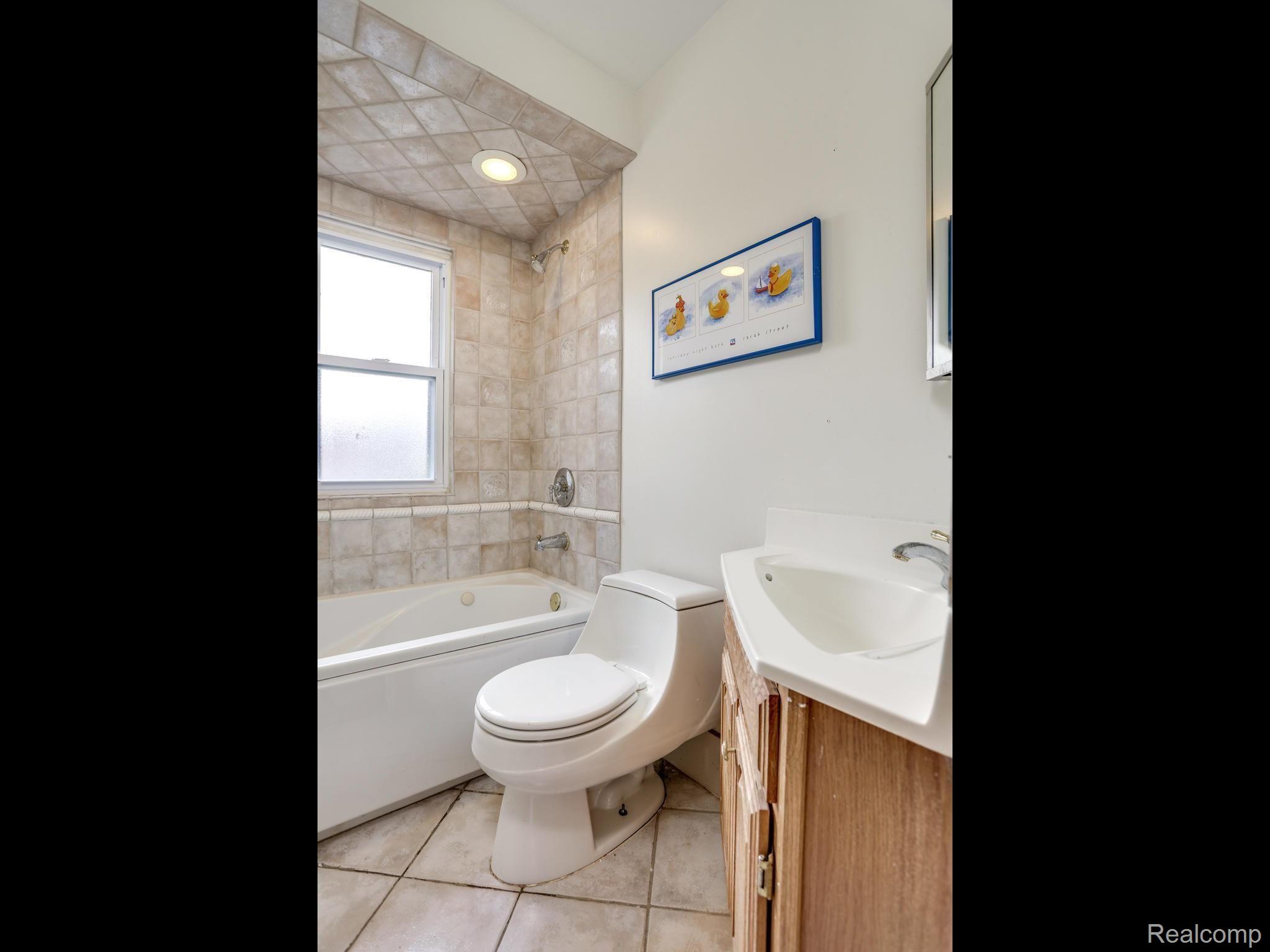 1122 Bishop Road Grosse Pointe, MI 48230 - Photo 26 of 44 2nd Floor full bath
