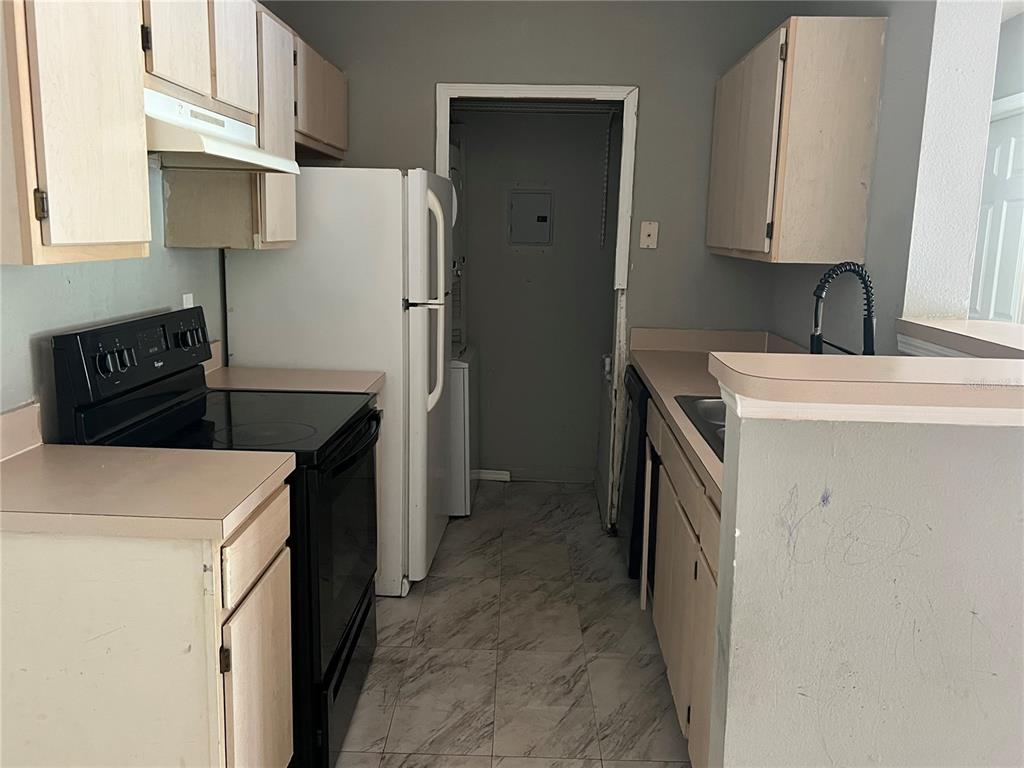4316 South Kirkman Road, Unit 1604 Orlando, FL 32811 - Photo 7 of 8 a kitchen with a stove a refrigerator and a sink