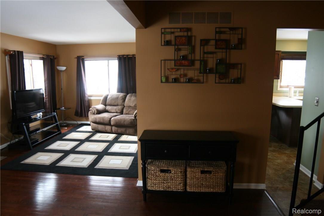 1588 Colony Drive Rochester, MI 48307 - Photo 4 of 18 IMG_7515.JPG