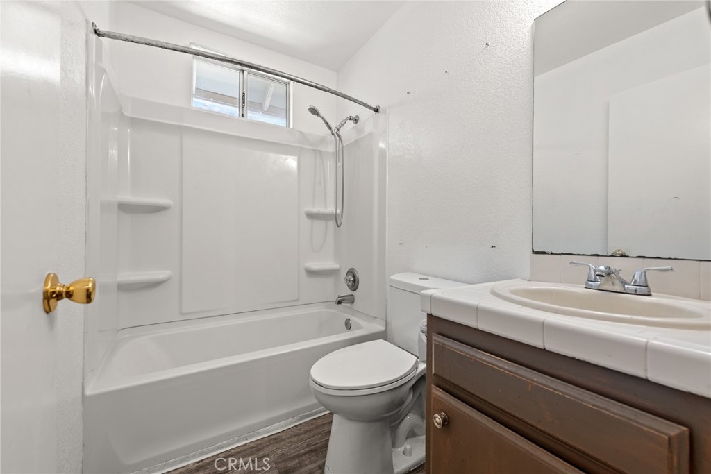 786 Zephyr Circle Hemet, CA 92543 - Photo 18 of 26 a bathroom with a sink a toilet and a bathtub