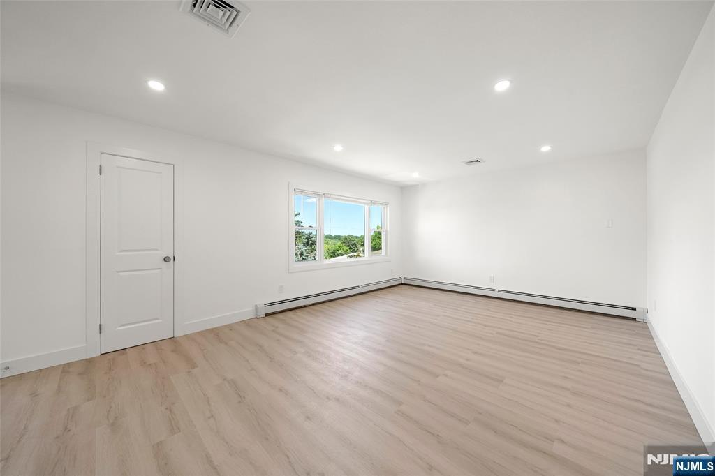 432 Oak Street Ridgefield, NJ 07657 - Photo 4 of 21 Gallery Image 4