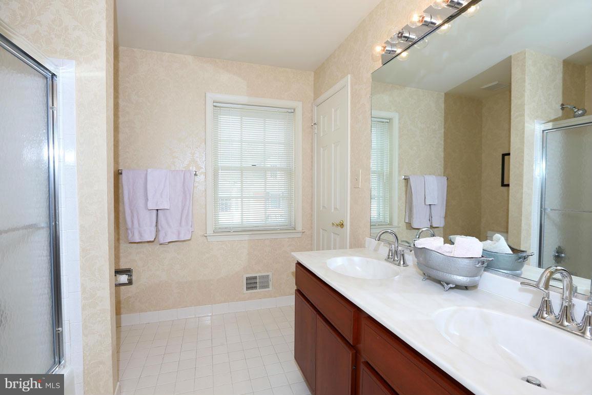 8014 Rising Ridge Road Bethesda, MD 20817 - Photo 13 of 21 Bath