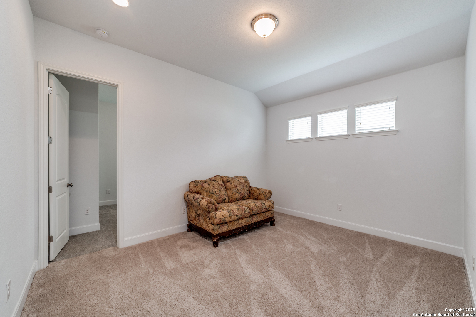 836 Silver Fox Cibolo, TX 78108 - Photo 20 of 26 an empty room with a couch