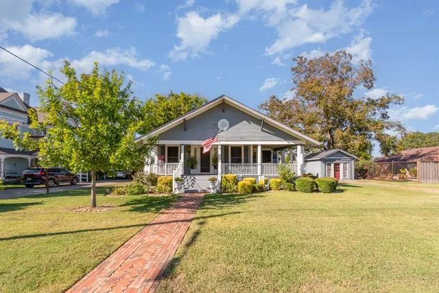 $355,000 | 254 East Houston Street, Van Alstyne, TX 75495