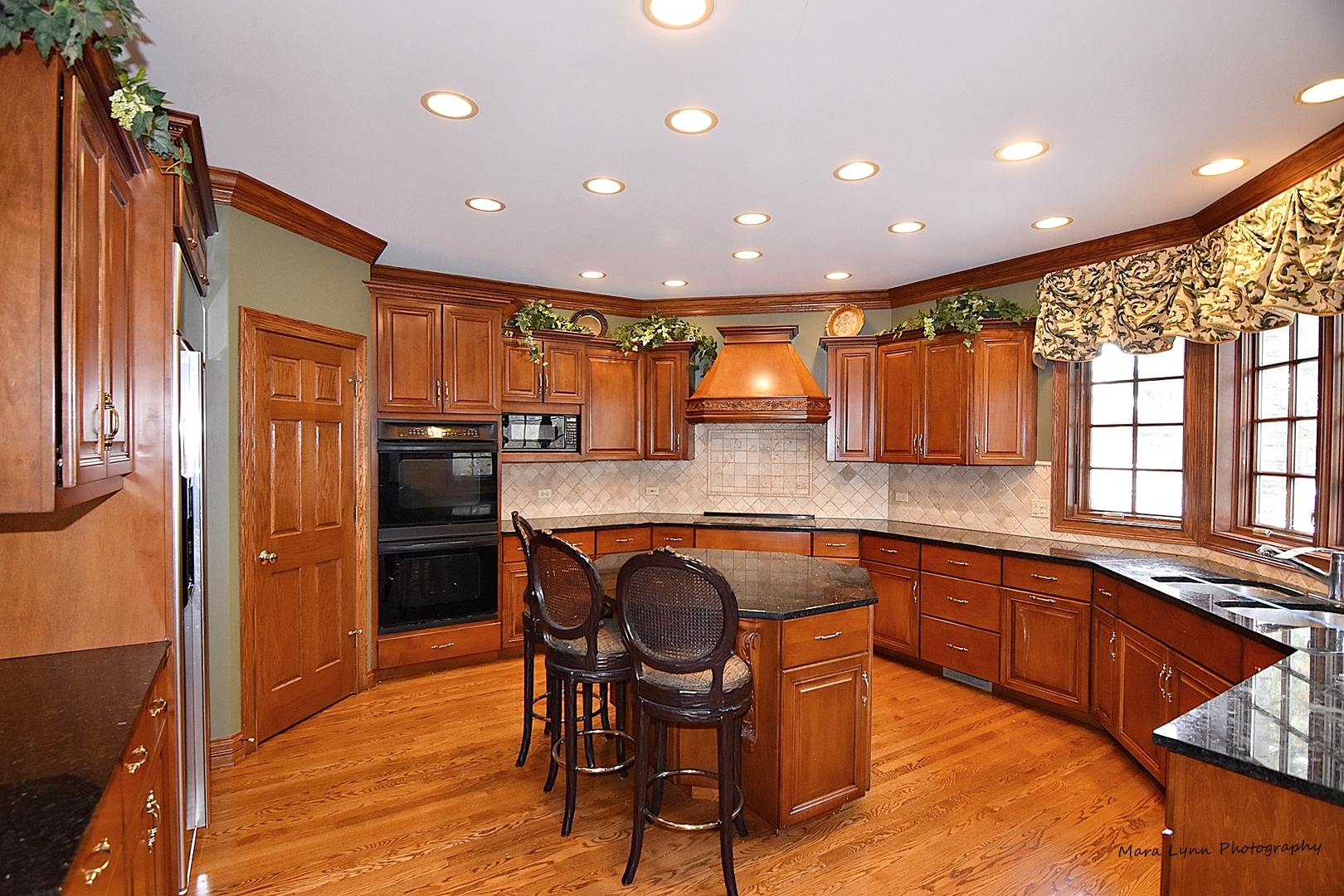 36W623 Lancaster Road St. Charles, IL 60175 - Photo 6 of 20 a kitchen with stainless steel appliances granite countertop a refrigerator a sink dishwasher a dining table and chairs with wooden floor
