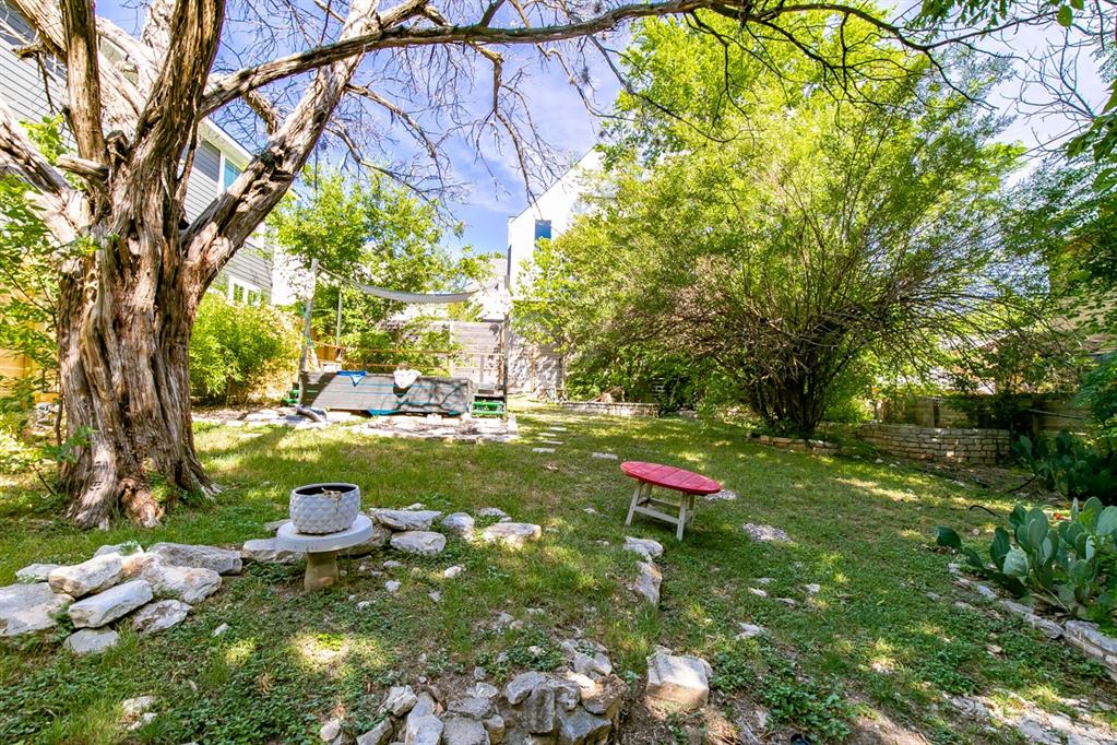 2400 Thornton Road, Unit A Austin, TX 78704 - Photo 12 of 13 View of green lawn