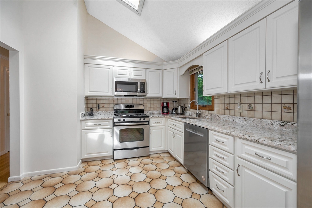 10 Northgate Road Tewksbury, MA 01876 - Photo 10 of 41