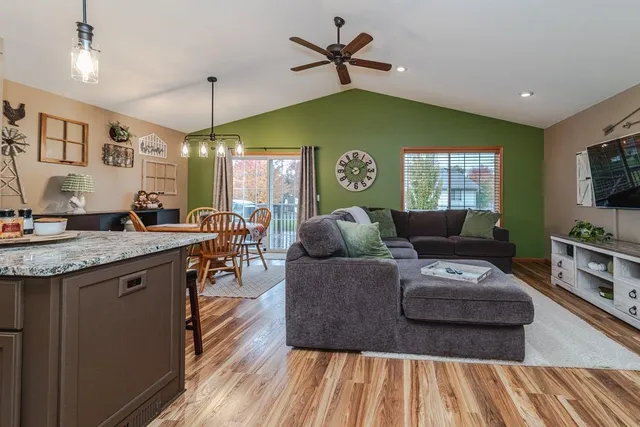 $430,000 | 2088 Eastway Avenue, Shakopee, MN 55379