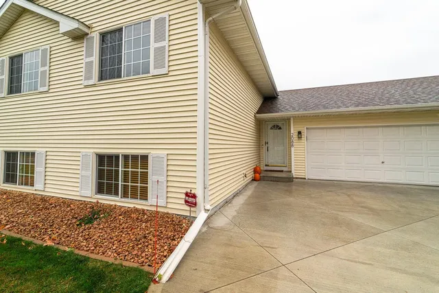 $430,000 | 2088 Eastway Avenue, Shakopee, MN 55379