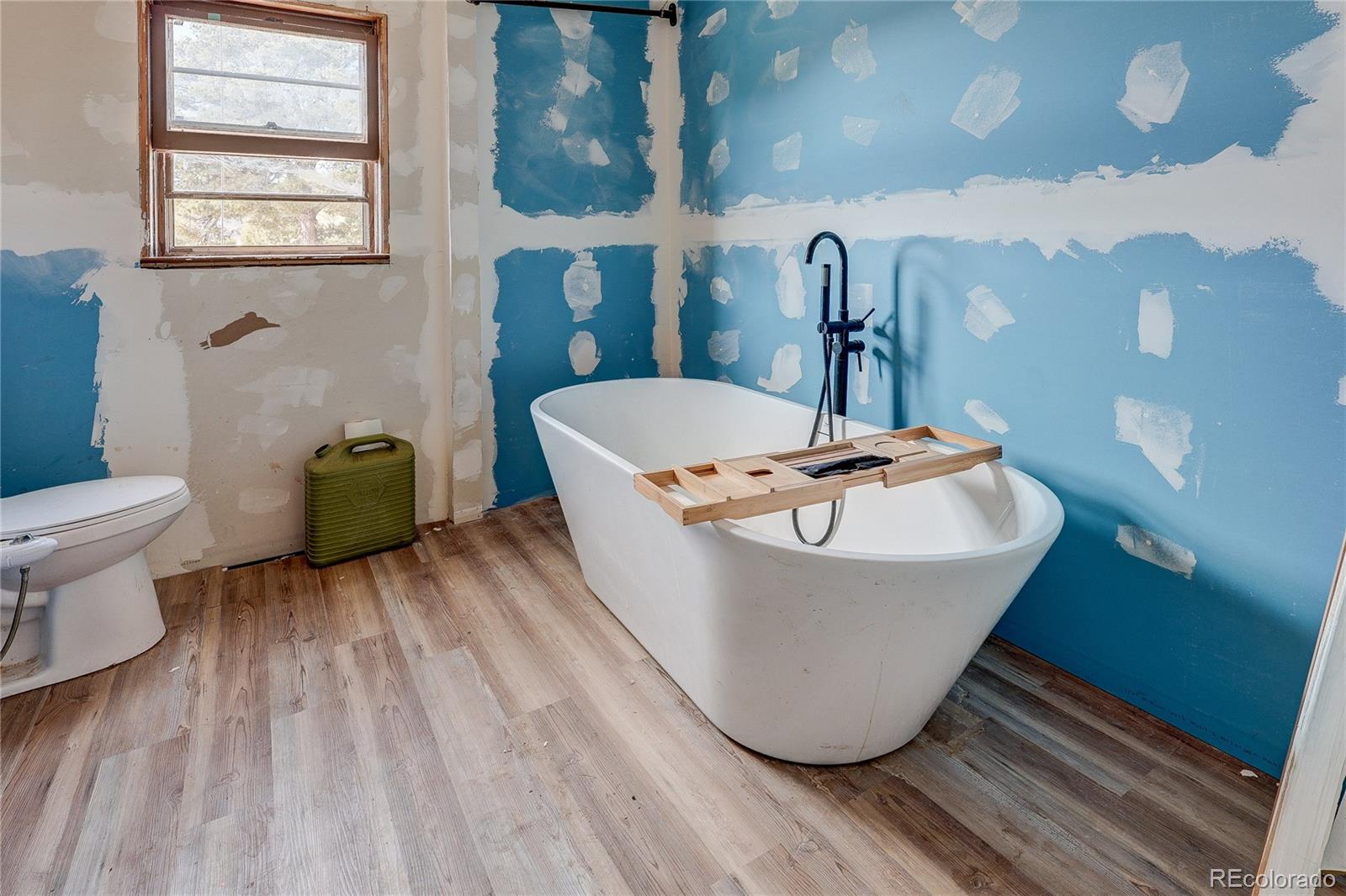 952 Twin Lakes Road Walsenburg, CO 81089 - Photo 28 of 47 a room with table and chair