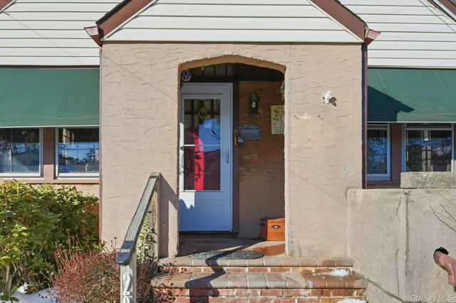 $525,000 | 22 West 12th Street, Huntington Station, NY 11746