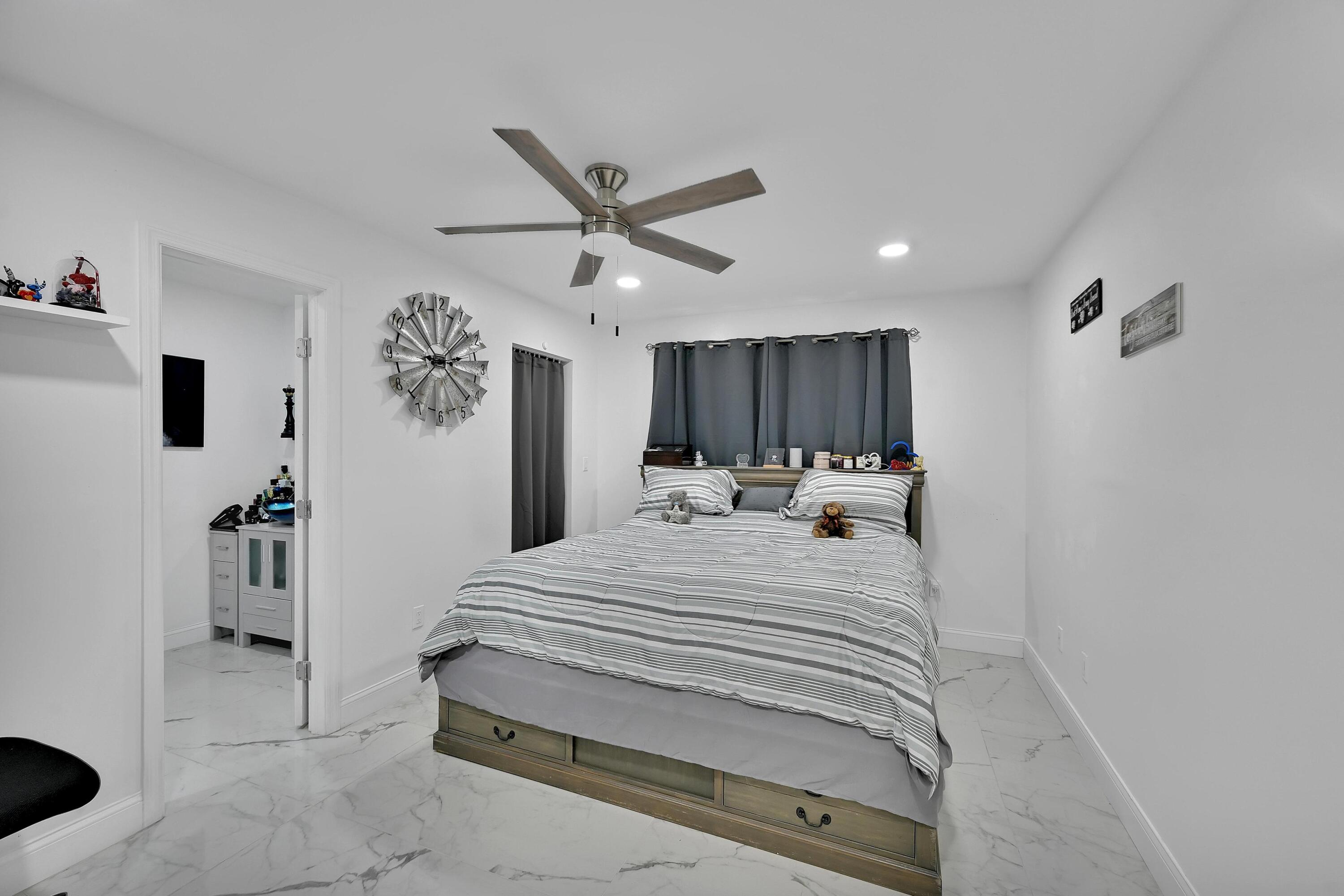 2404 Dade Road Fort Pierce, FL 34982 - Photo 11 of 61 OWNERS SUITE
