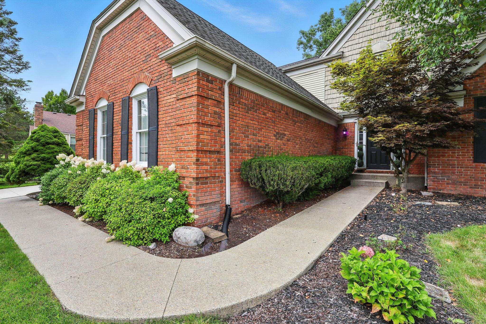2208 Chippenham Chase Rochester Hills, MI 48306 - Photo 3 of 31