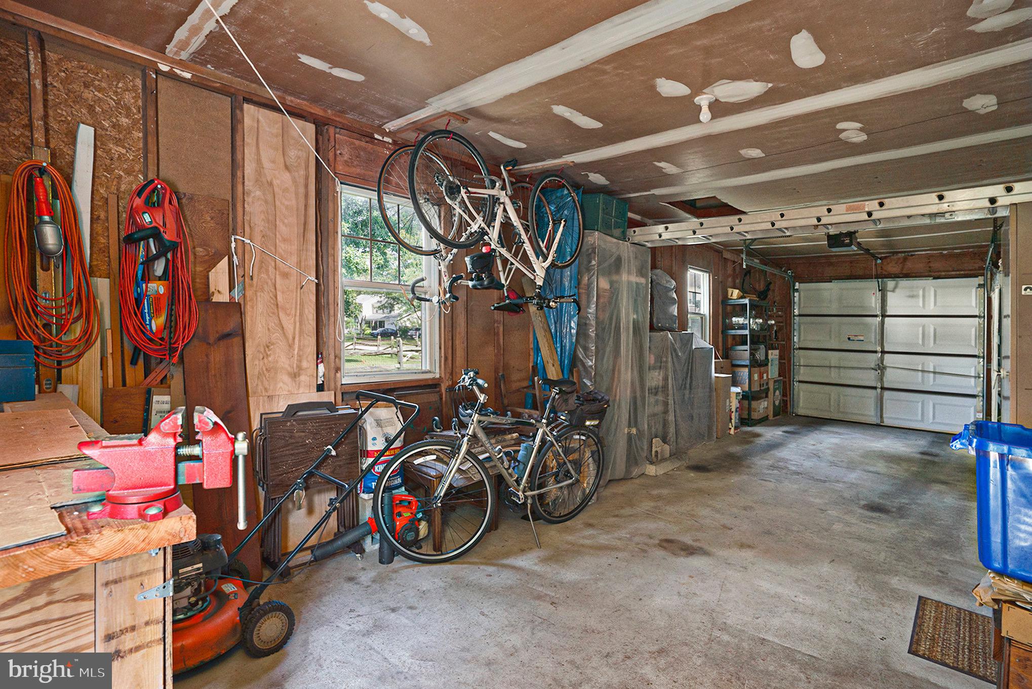 810 Hertford Drive Hatfield, PA 19440 - Photo 23 of 37 Garage