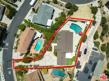 $1,399,000 | 8471 Vine Valley Drive, Sun Valley, CA 91352