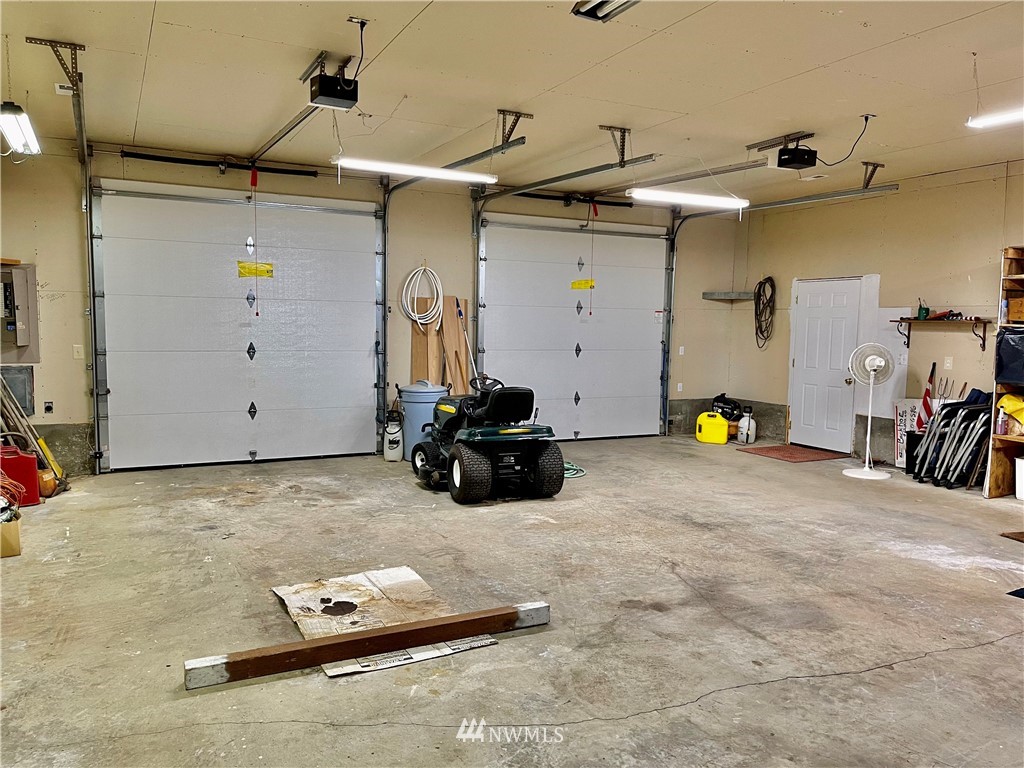 19229 Patterson Road East Orting, WA 98360 - Photo 28 of 35 a room with gym equipment