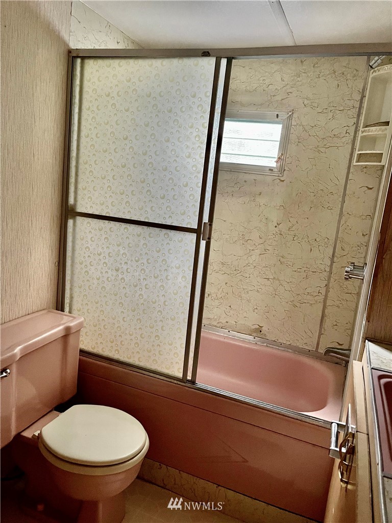 19229 Patterson Road East Orting, WA 98360 - Photo 32 of 35 a bathroom with a toilet and a shower