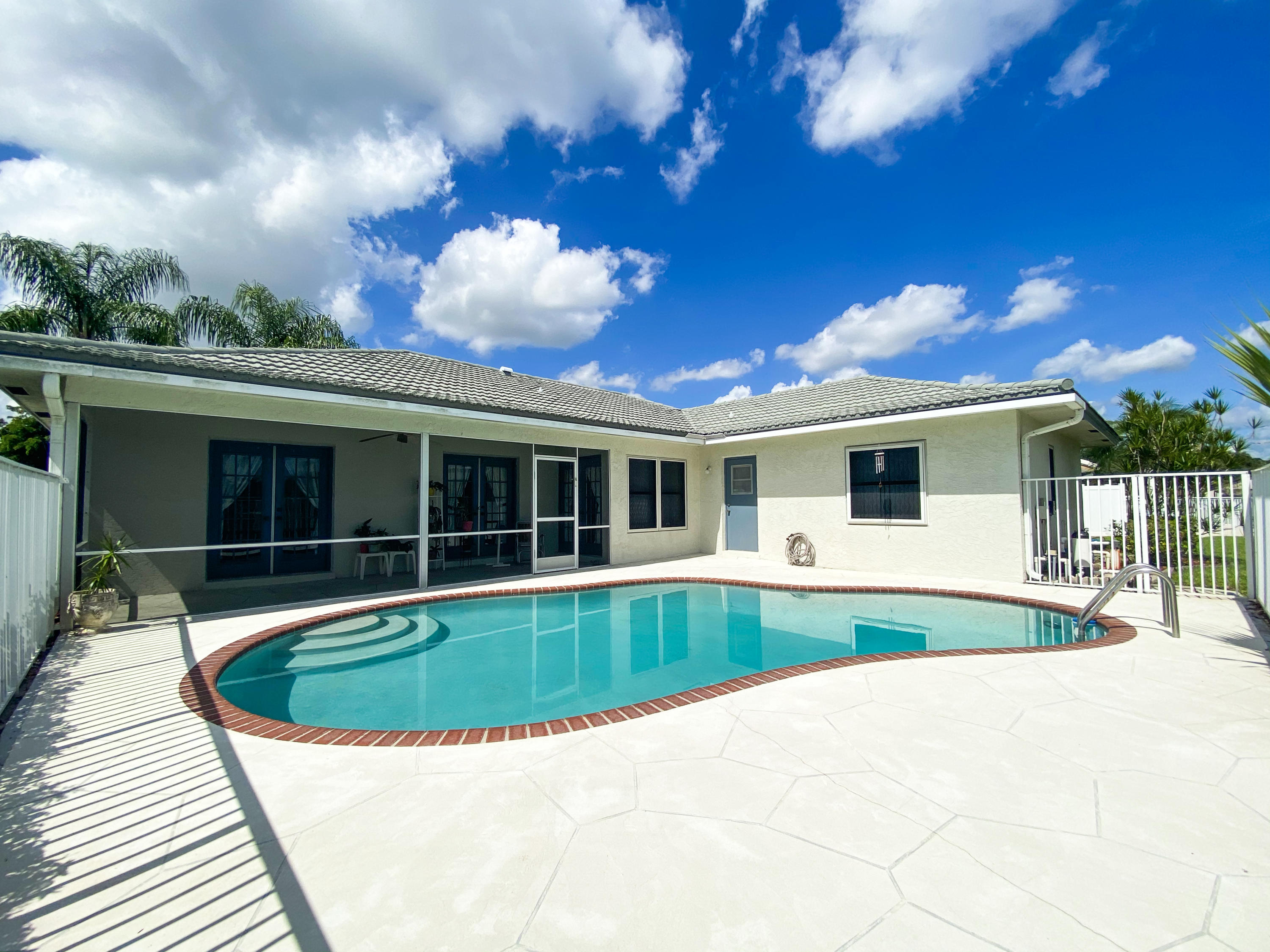 86 Las Brisas Boynton Beach, FL 33426 - Photo 3 of 37 Pool/Patio!