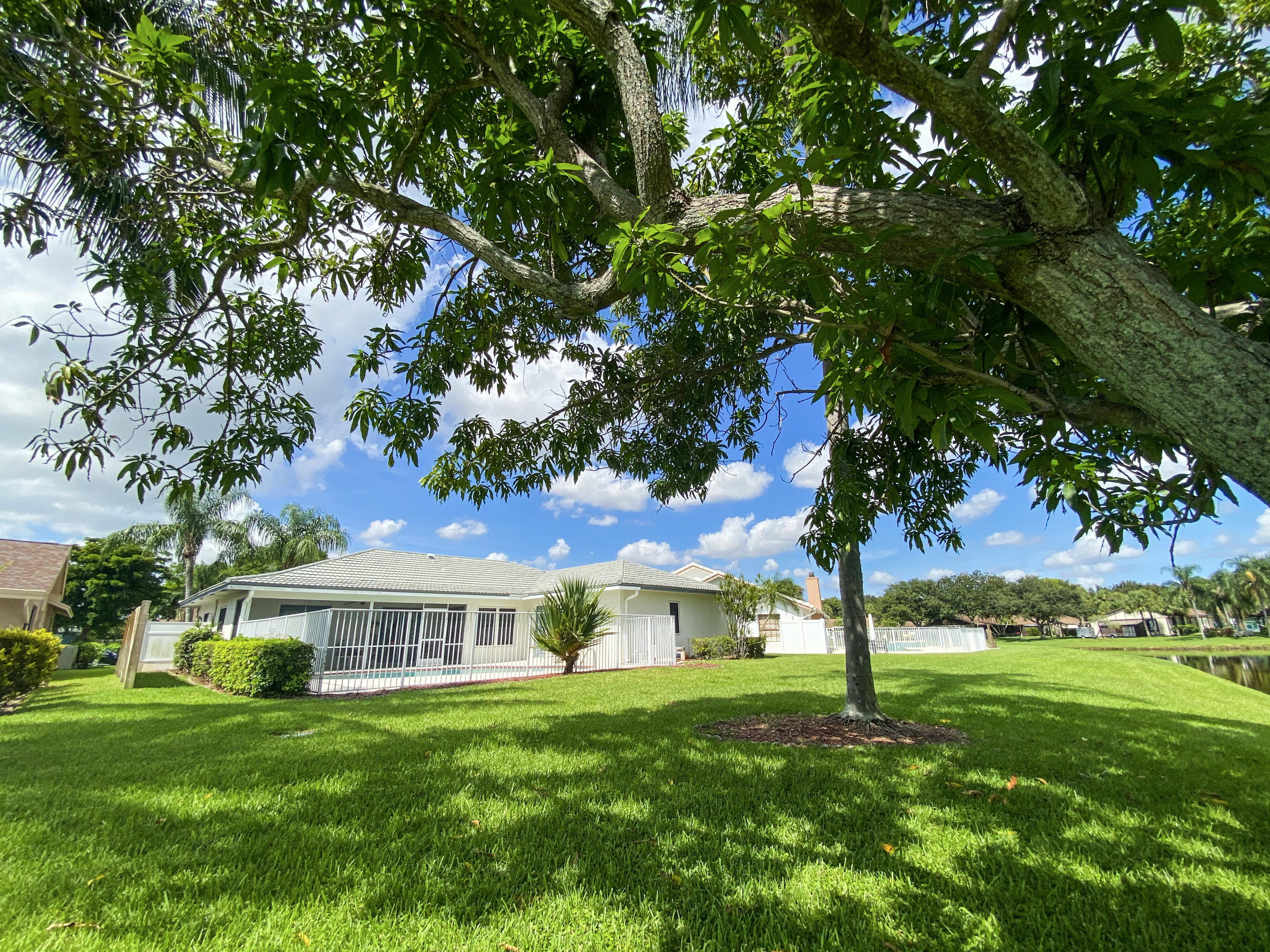 86 Las Brisas Boynton Beach, FL 33426 - Photo 5 of 37 Spacious Backyard!