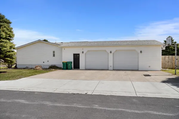 $219,000 | 4 4th Avenue Southeast, Gwinner, ND 58040