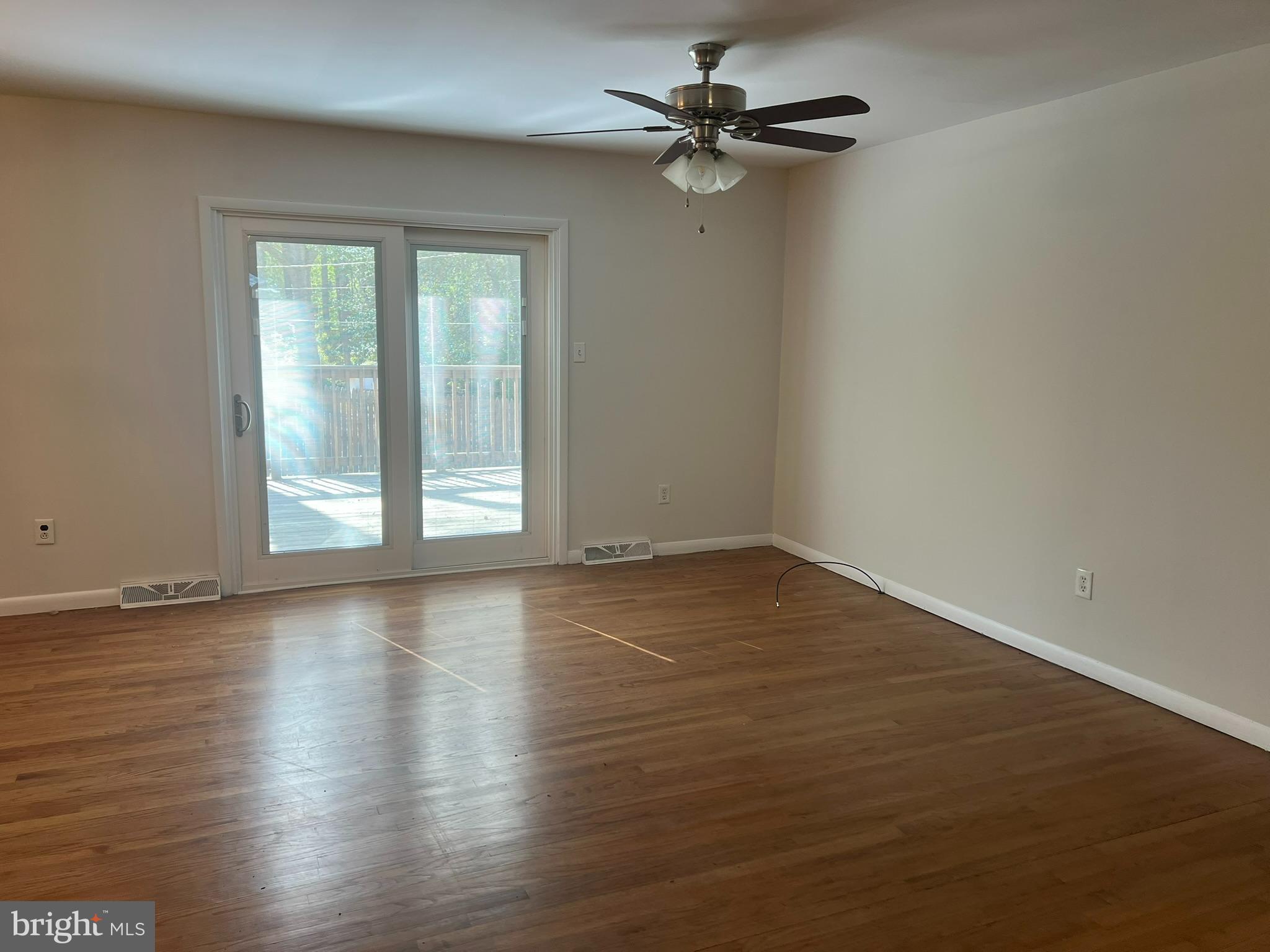 22595 Old Rolling Road California, MD 20619 - Photo 4 of 24 Living Room