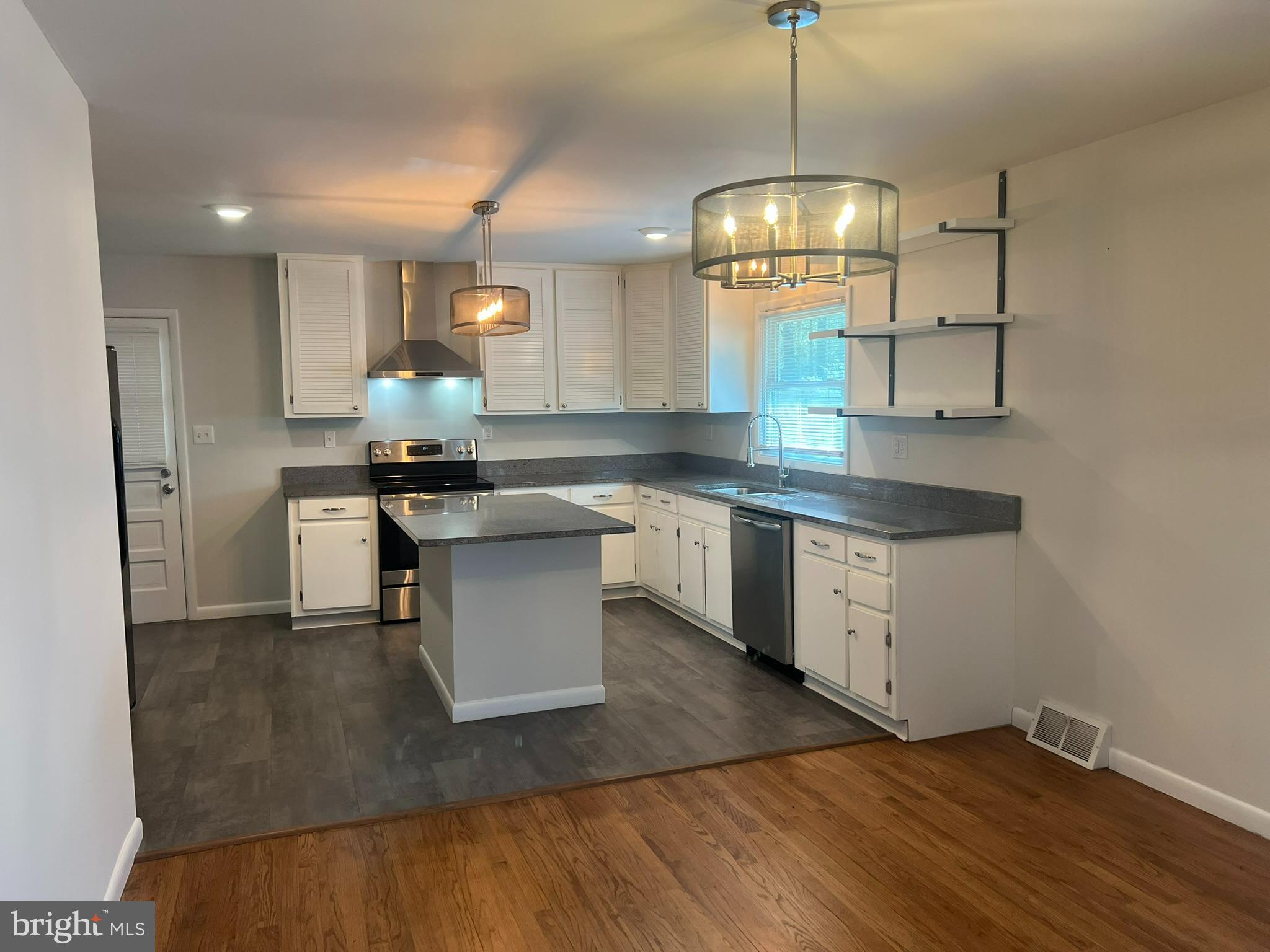 22595 Old Rolling Road California, MD 20619 - Photo 8 of 24 Kitchen-Tablespace
