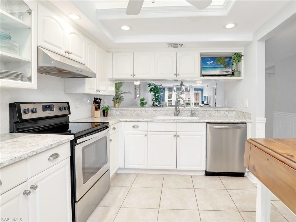 Kitchen - Light & Bright with gleaming Stainless appliances