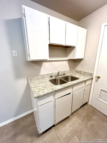 $675 | 703 West Summit, Unit 1, San Antonio, TX 78212