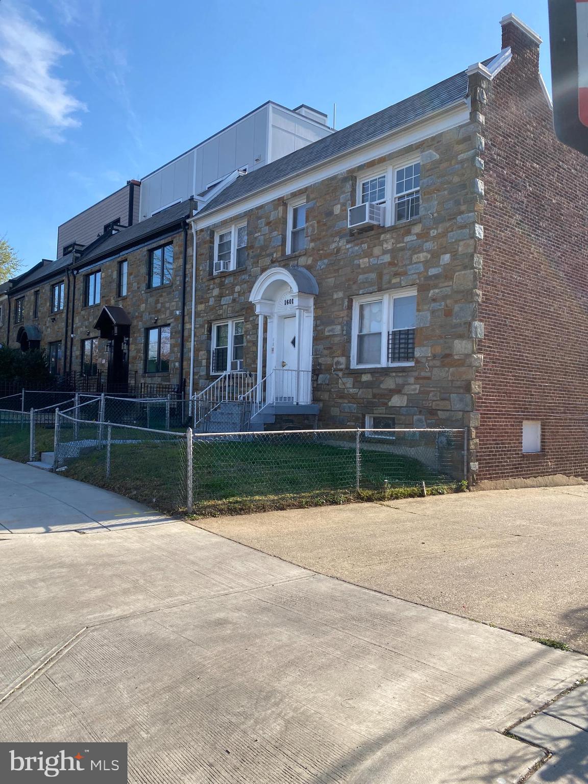 a brick building that has a lots of windows in it