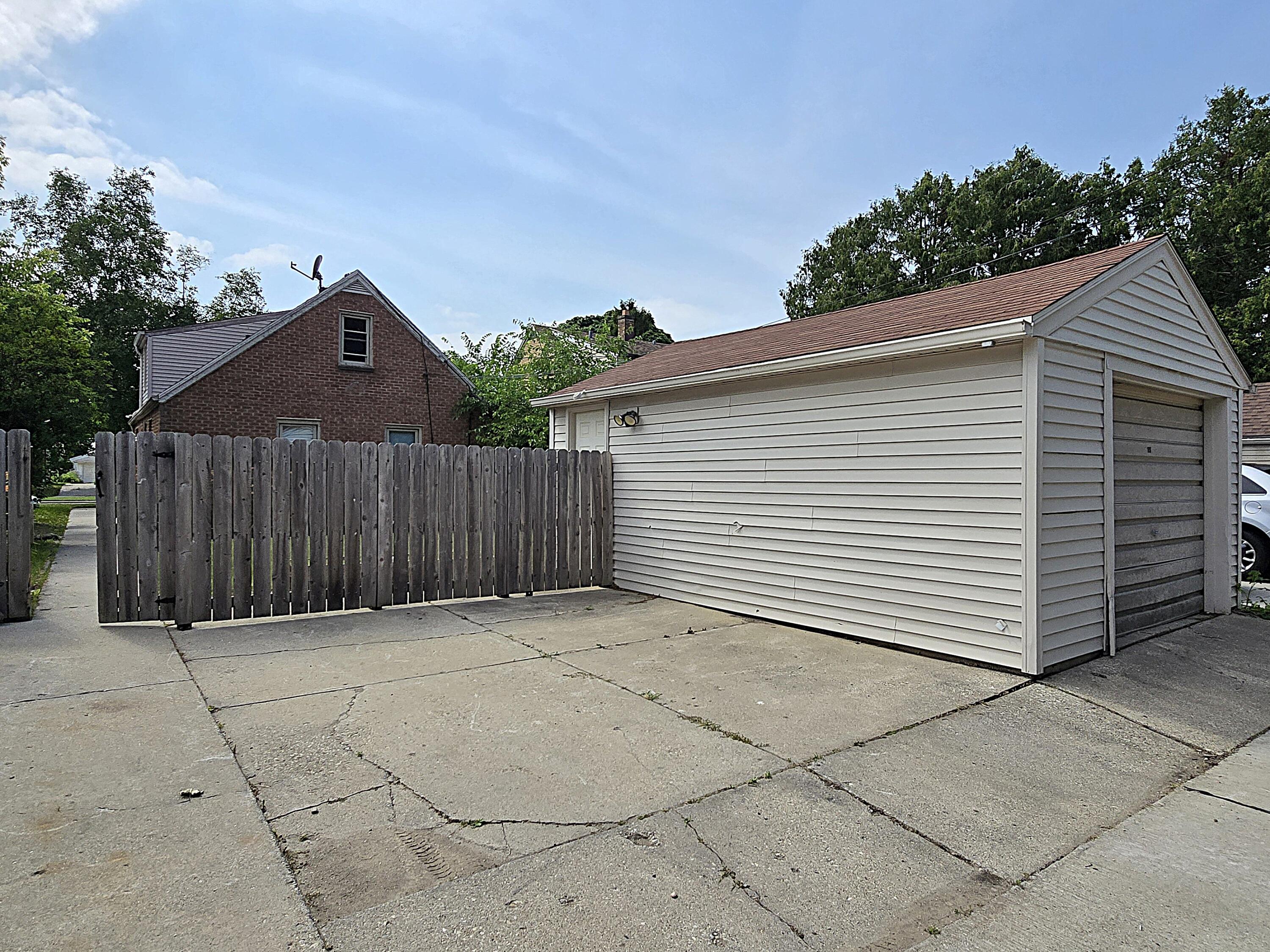 3334 North 92nd Street Milwaukee, WI 53222 - Photo 39 of 44 Garage and Parking
