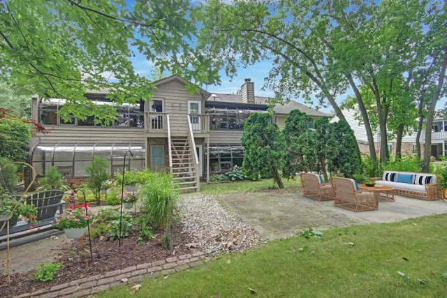 a view of a house with backyard and a garden