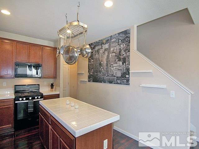 11615 Verazae Drive Reno, NV 89521 - Photo 6 of 25 a kitchen that has a lot of cabinets in it