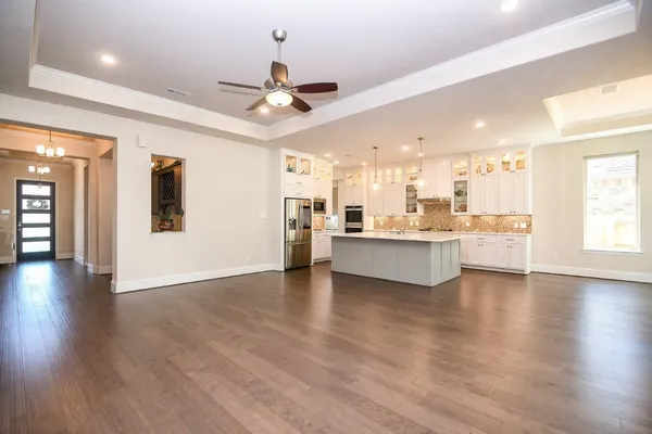 $625,000 | 604 Castlewood Cove Lane, Pinehurst, TX 77362