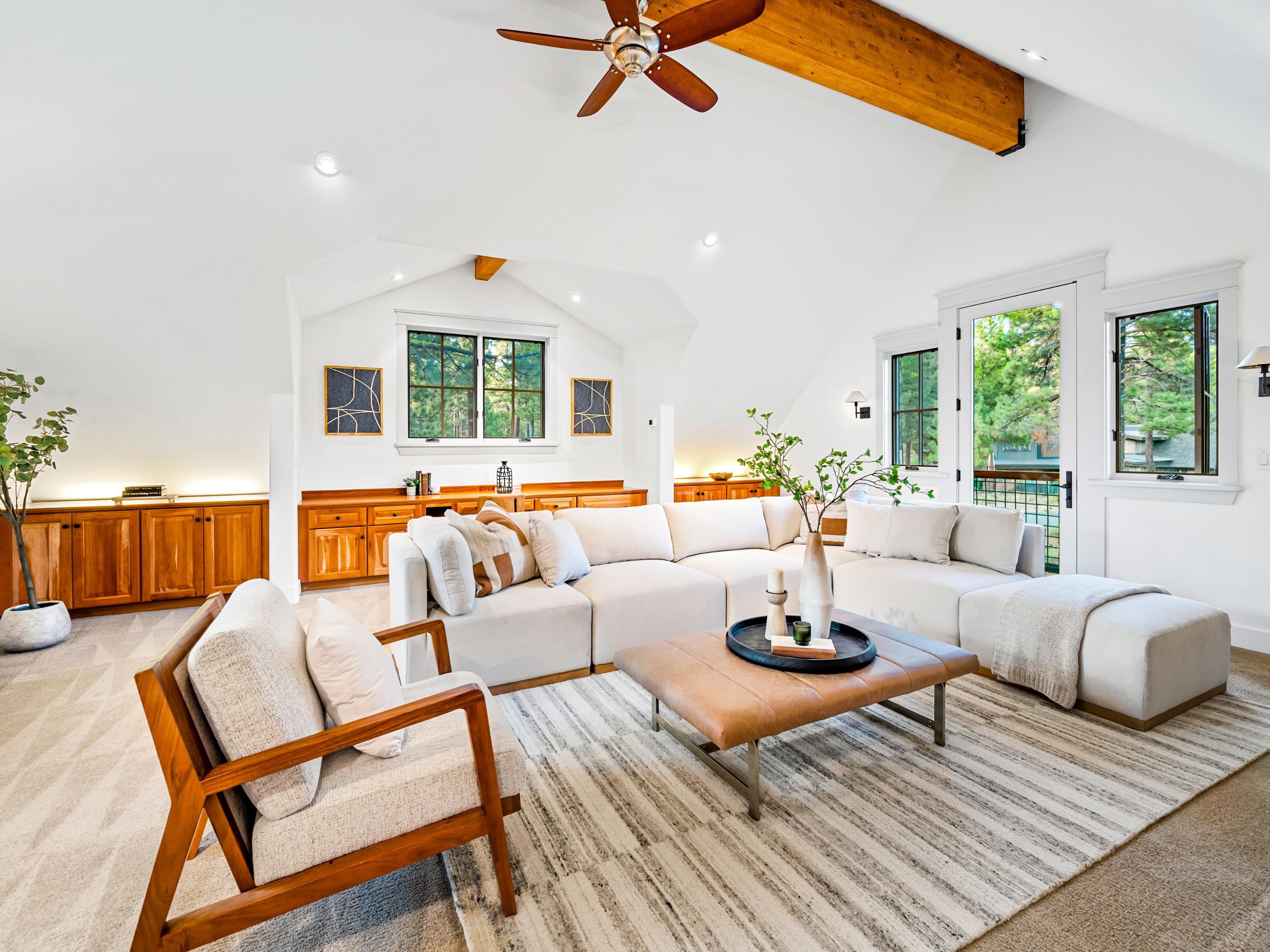 556 Stewart McKay Truckee, CA 96161 - Photo 16 of 27 a living room with furniture