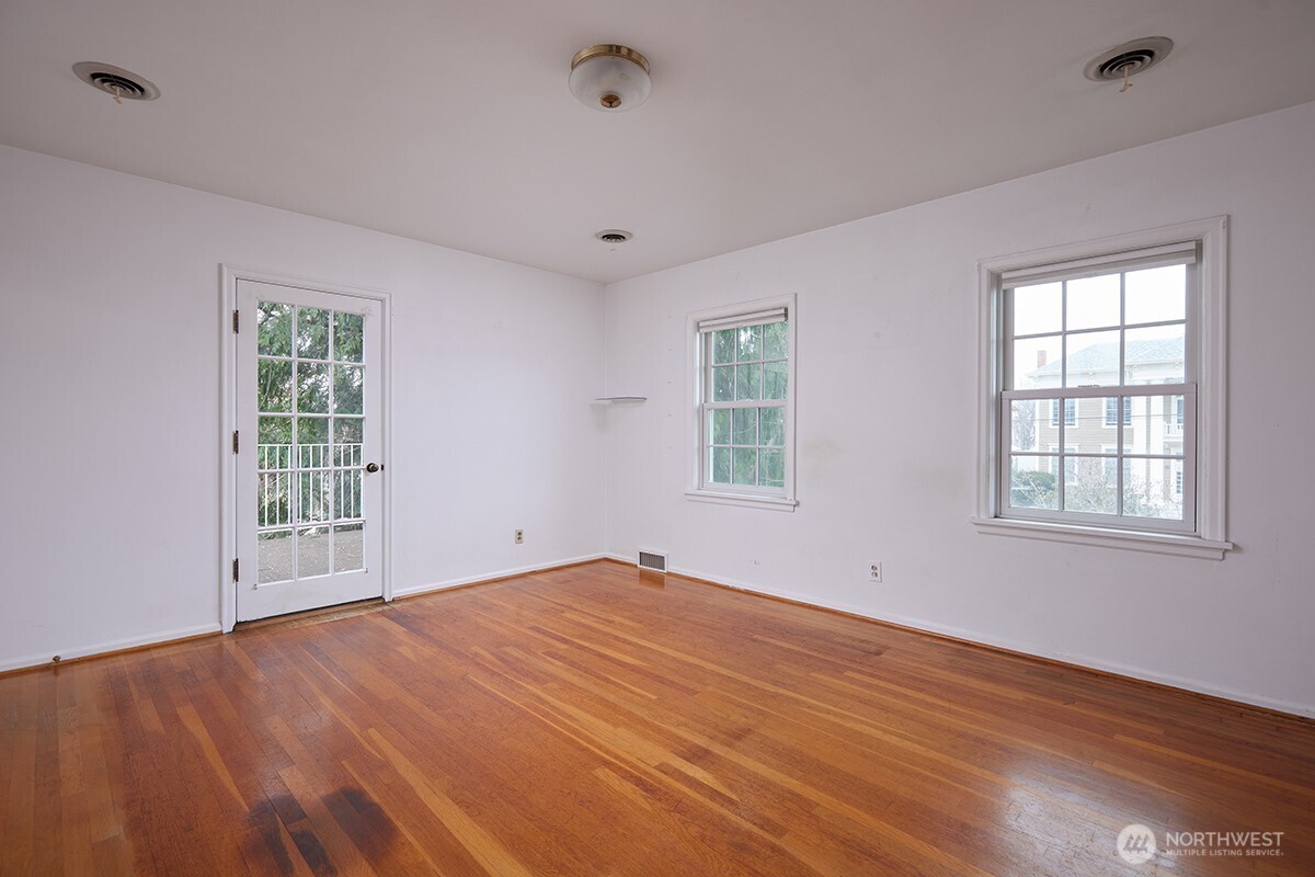 444 Washington Street Walla Walla, WA 99362 - Photo 21 of 40 a view of an empty room with wooden floor and a window