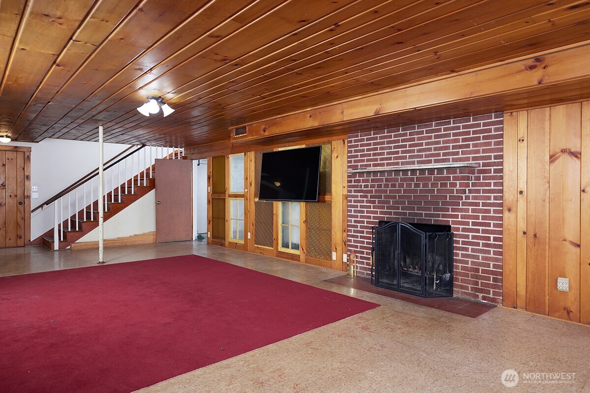 444 Washington Street Walla Walla, WA 99362 - Photo 27 of 40 a view of an empty room with a fireplace