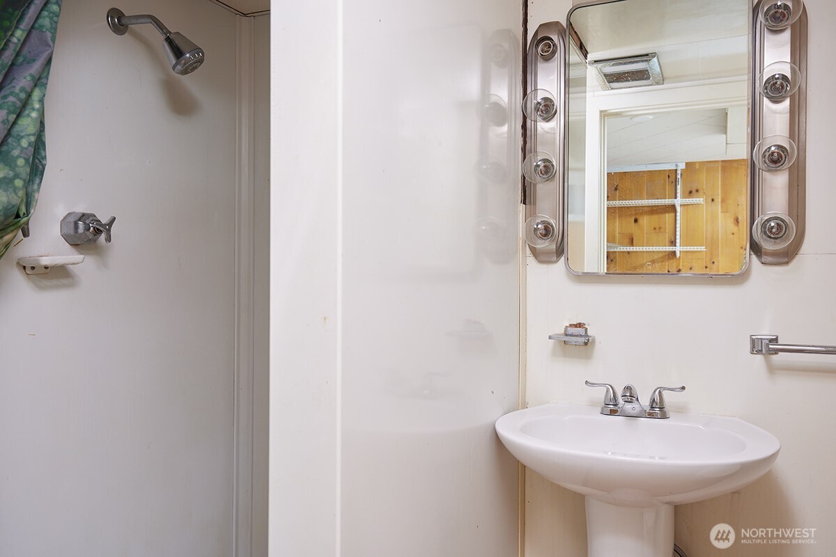 444 Washington Street Walla Walla, WA 99362 - Photo 29 of 40 a bathroom with a sink and a mirror